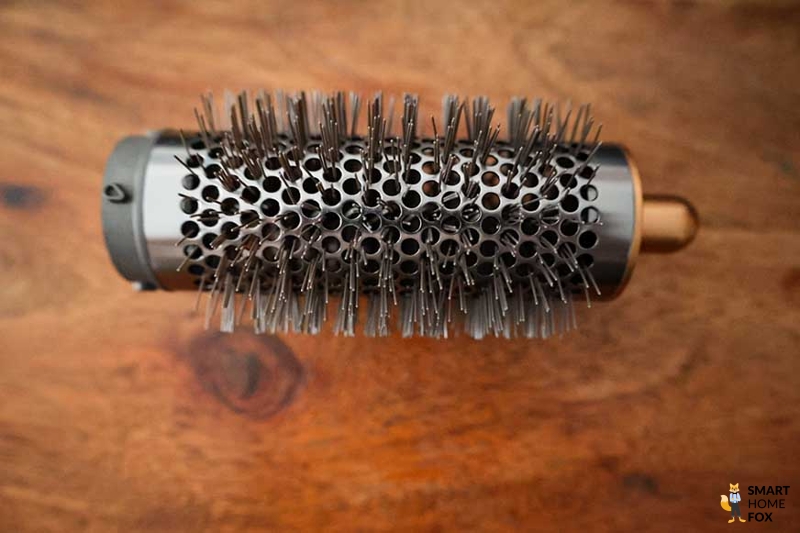 Man sieht die runde Volumenbürste des Dyson Airwrap.